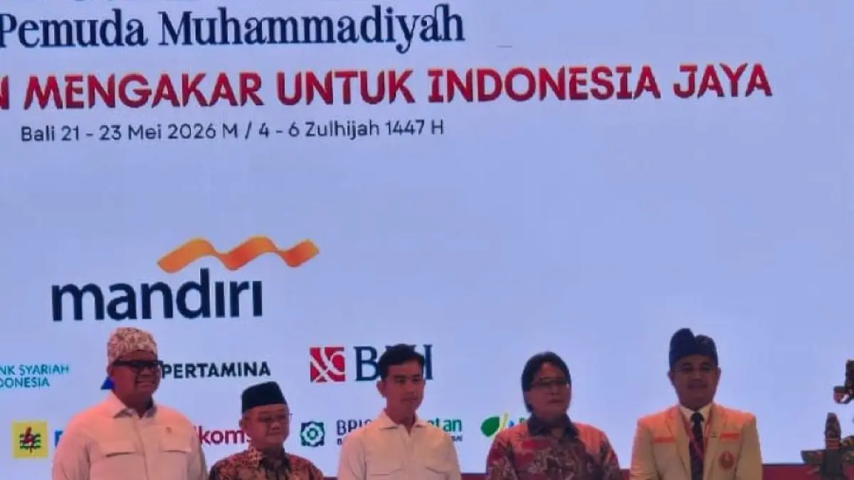 MENGAKAR: Wakil Presiden Gibran Rakabuming Raka (tengah) didampingi Menteri Pendidikan Dasar dan Menengah RI, Abdul Mu
