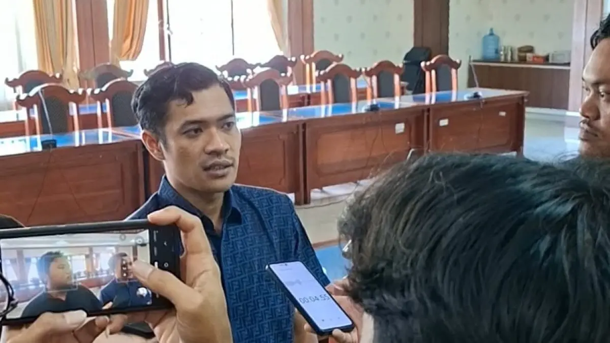 APRESIASI: Perwakilan pemuda Desa Pegayaman Alvi Azhari saat diwawancarai sejumlah media lokal Buleleng merespons celah keadilan bagi warga terdampak proyek Shortcut. (ist/radarbali.id)