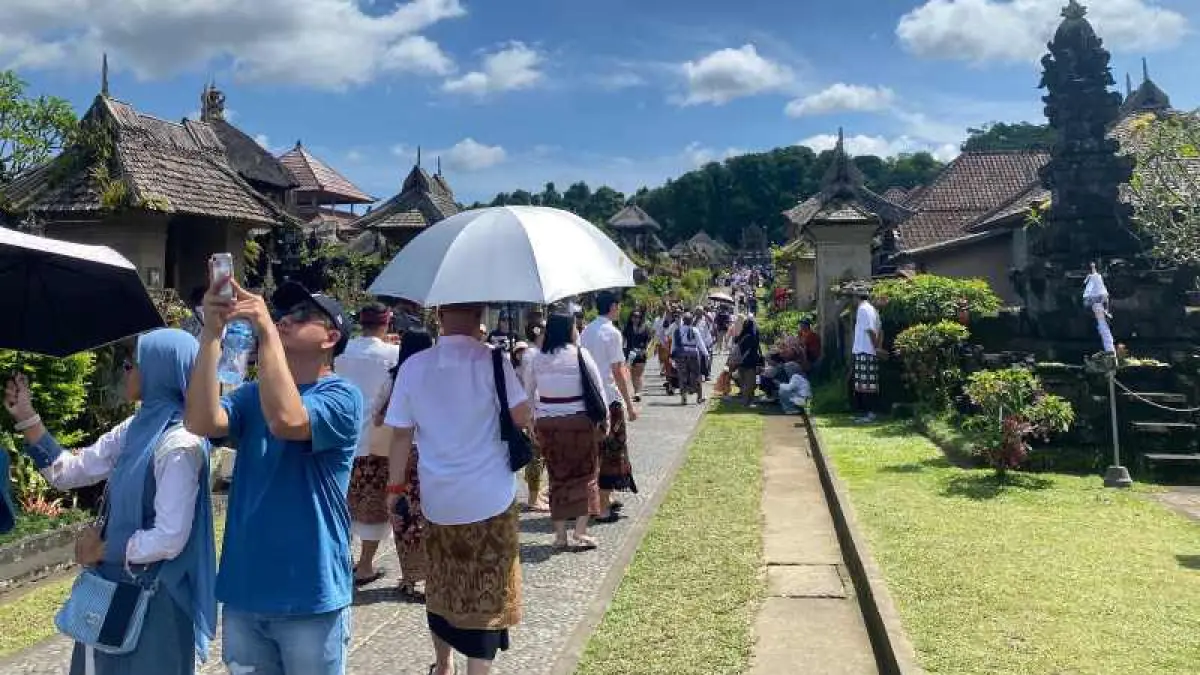 DILENGKAPI ASURANSI : Suasana di Desa Wisata Penglipuran, Bangli. (Marsellus Pampur)