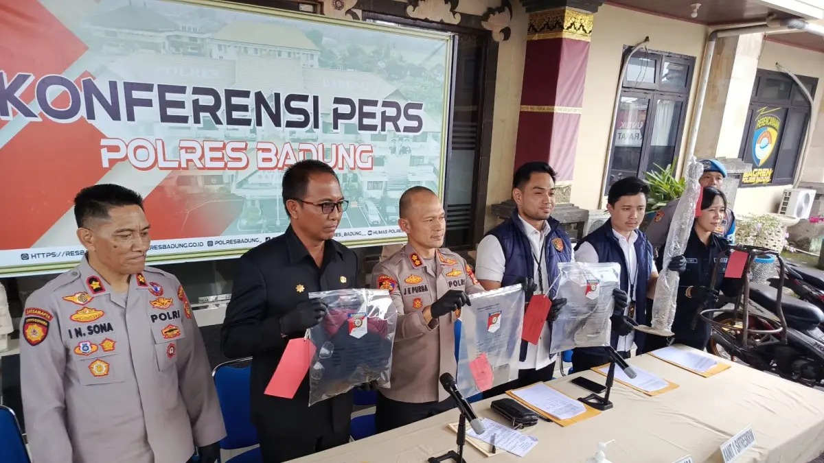 DIRENCANAKAN: : Kapolres Badung AKBP Joseph Edward Purba (tengah) saat memberikan keterangan pers terkait pengungkapan kasus pembunuhan berencana di Antasura, Rabu (20/5/2026). (adrian suwanto/radarbali.id)