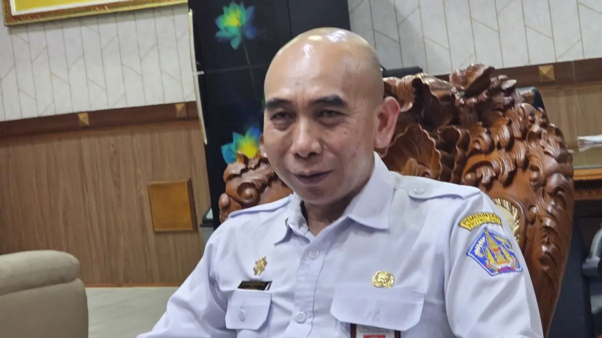 HEMAT ENERGI: Kepala BKPSDM Bali I Wayan Budiasa sebut Penerapan Work From Home (WFH) setiap Jumat sejak 10 April lalu termasuk Pemerintah Provinsi Bali diklaim mampu hemat energi. (NI KADEK NOVI FEBRIANI/radarbali.id)