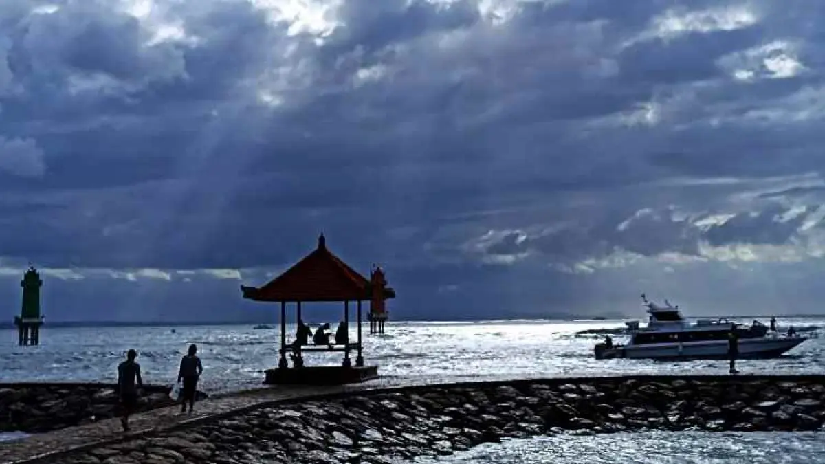 Ilustrasi cuaca berawan tebal di Sanur, Denpasar. (miftahuddin/radar bali)