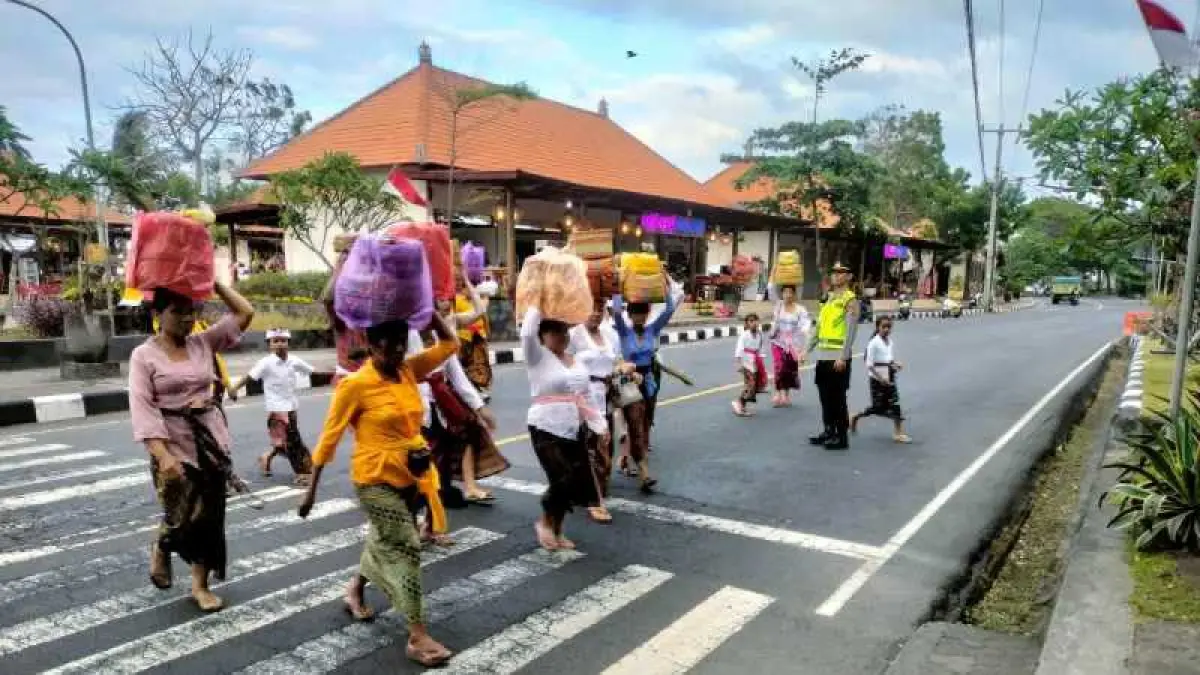 Ilustrasi suasana menjelang piodalan di Pura Goa Lawah,Klungkung. (dok.Radar Bali)