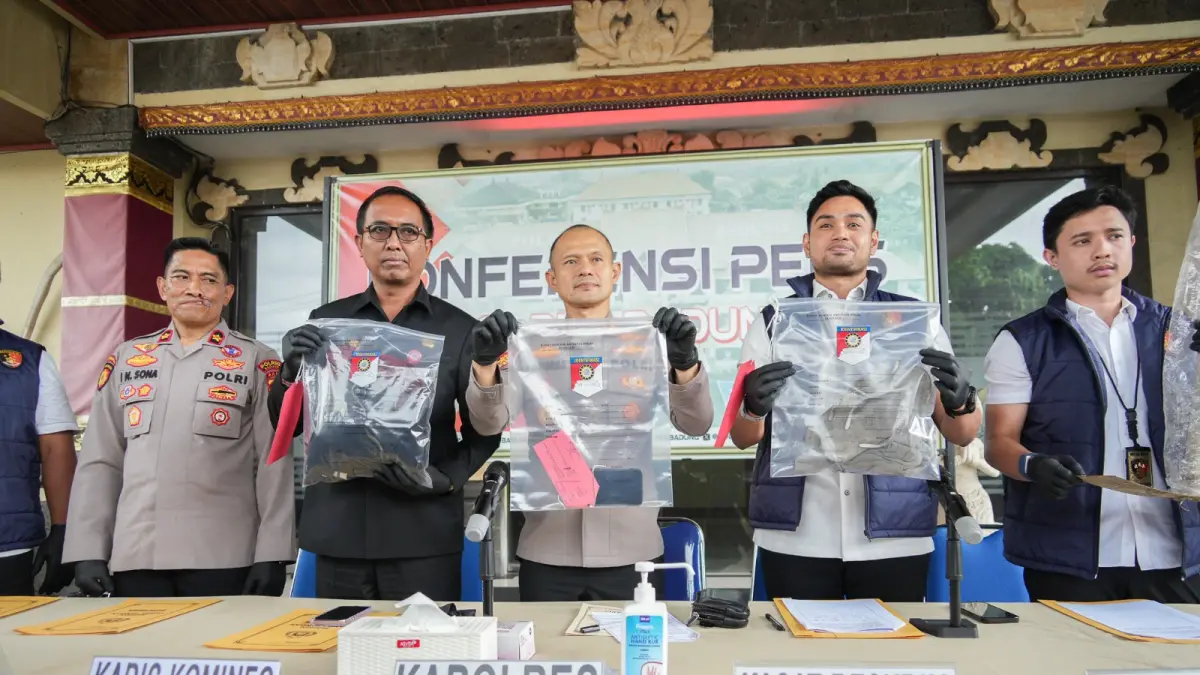 Kepala Dinas Komunikasi dan Informatika Kabupaten Badung, I Ketut Gede Arta (dua dari kiri) saat konferensi pers yang dilaksanakan di lobi Polres Badung (20/5).