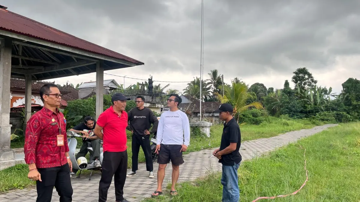 Ketua DPRD Tabanan I Nyoman Arnawa turun langsung mengecek Lapangan Umum Penebel bersama dengan Camat Penebel.&nbsp;