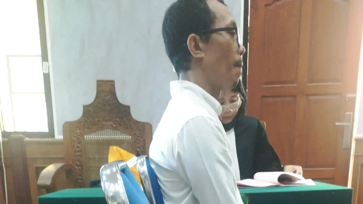 PASRAH: I Gede Pasek Widiarta saat mendengarkan putusan majelis hakim di PN Denpasar.