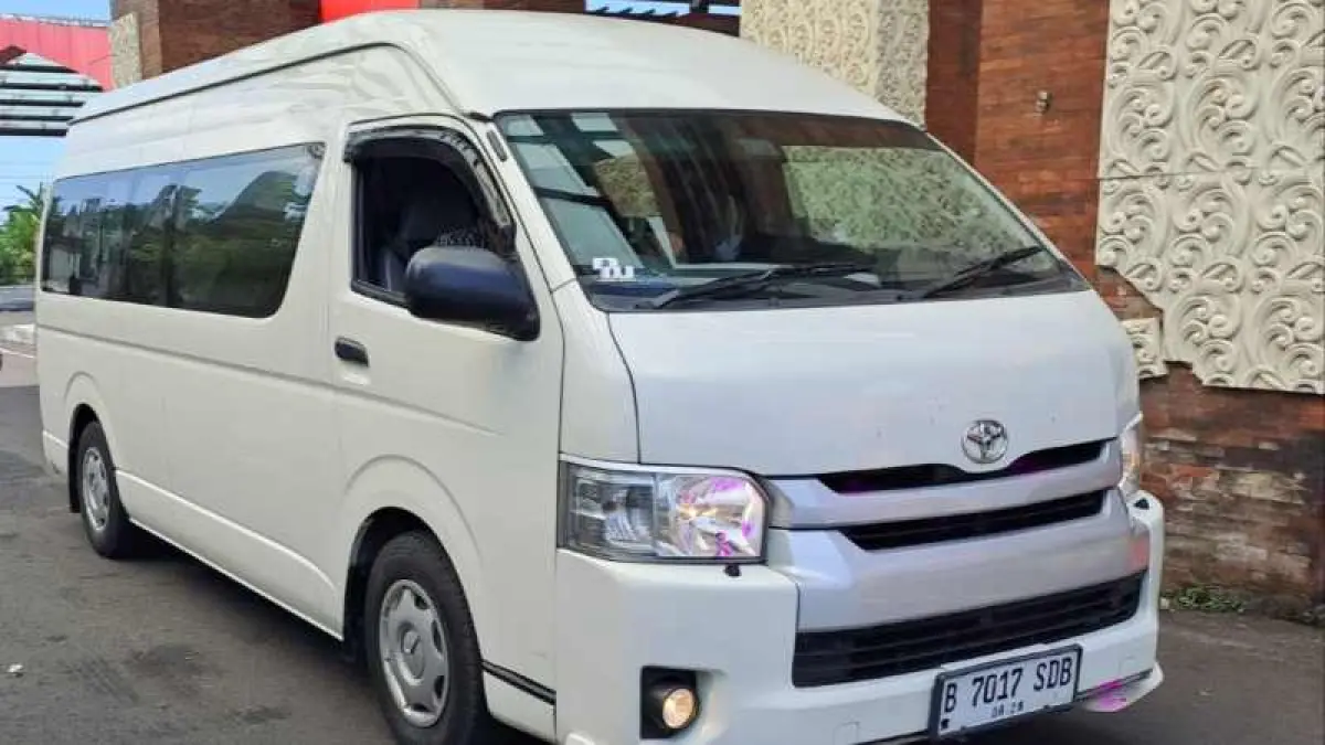 PELAT JAKARTA, JADI KANDANG BERJALAN : Mobil Toyota Hiace bernopol B 7017 SDB ini &nbsp;terjaring razia tim gabungan dan ternyata didesain untuk mengangkut anjing keluar Bali. ( foto:ist)
