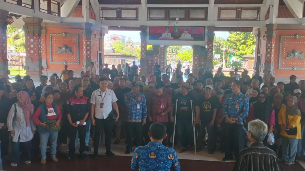 Pertemuan antara pedagang Pasar Senggol Tabanan dengan Pemkab terkait recana relokasi sementara ke area Gedung Marya (21/5). (Diskominfo Tabanan for Radar Bali)
