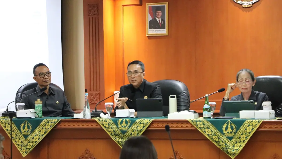 Sekda Surya Suamba memimpin rapat evaluasi dan Pengendalian Pelaksanaan APBD Badung 2026 Triwulan I, di ruang pertemuan Kantor BKPSDM, Puspem Badung, Selasa (20/5).