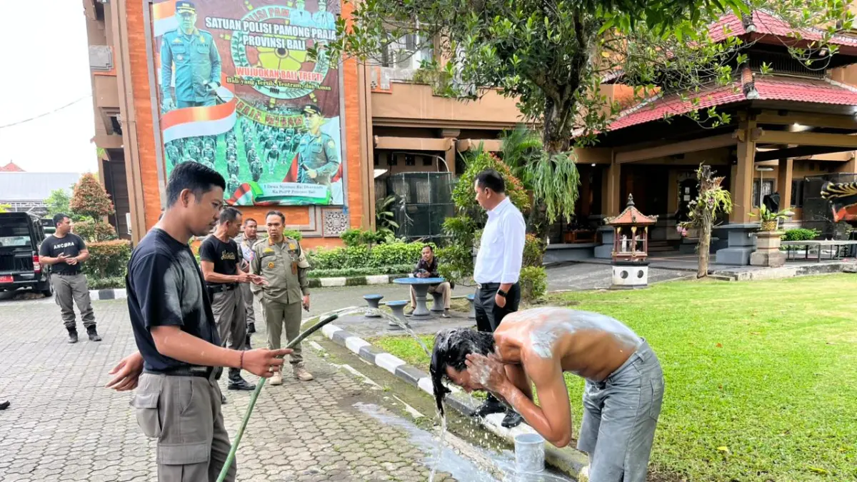 SEMPROT: Manusia silver diamankan dan dibersihkan seluruh tubuh yang dilumuri cat silver di Kantor Satpol PP Bali kemarin (20/5/2026)  (Sumber untuk radarbali.id)