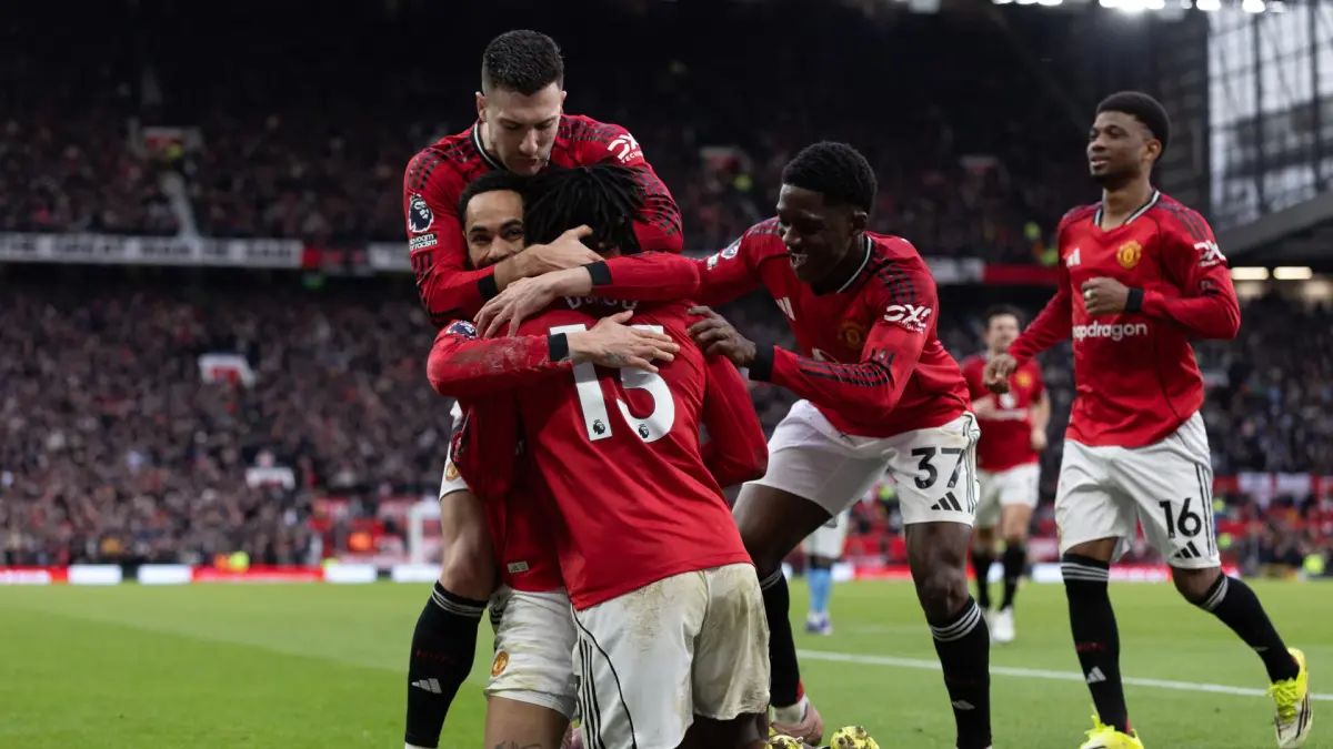 Skuad Manchester United merayakan gol.