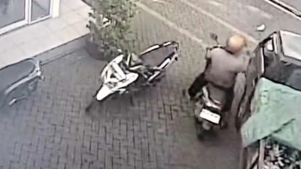 TERTANGKAP KAMERA CCTV: Aksi maling yang bergerak cepat mencuri tas selempang sopir pikap. (ist)