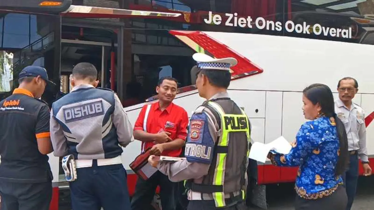 TIM GABUNGAN : Petugas gabungan dari Dishub Jembrana dan Satlantas Polres Jembrana menggelar inspeksi keselamatan (ramcheck) besar-besaran di Terminal Umum Negara.(M. Basir)