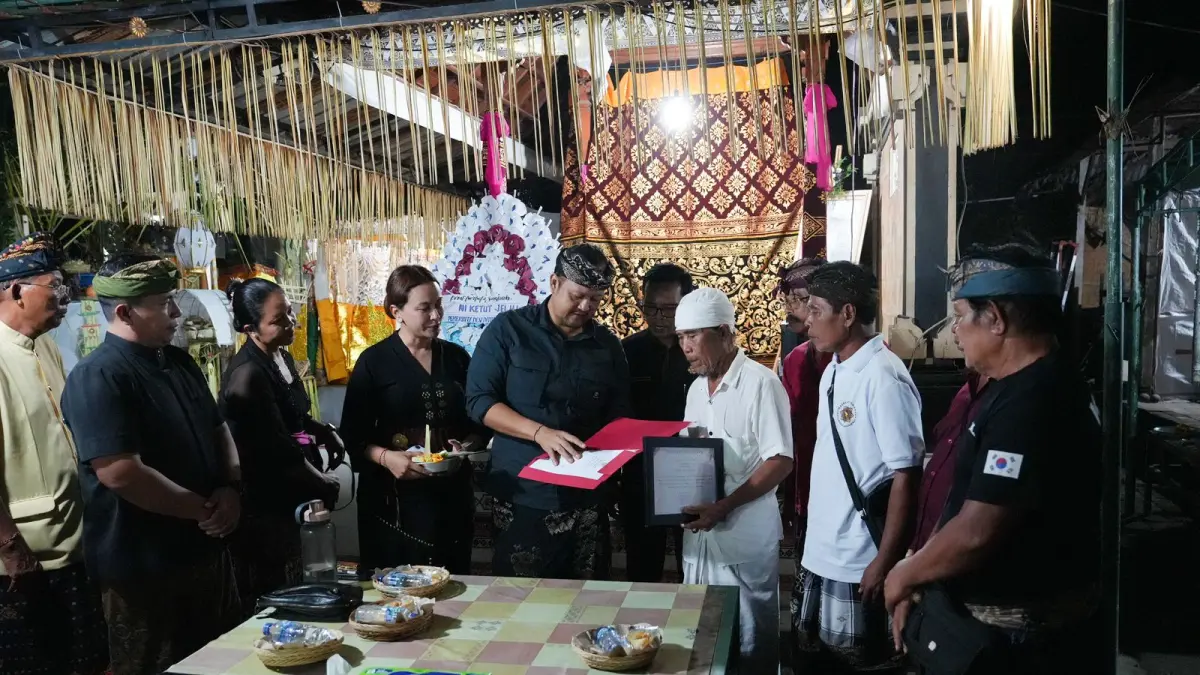 Wabup Bagus Alit Sucipta didampingi Nyonya Yunita Bagus Sucipta menyerahkan penghargaan tertib administrasi pengurusan akta kematian kepada keluarga almarhum di Kecamatan Abiansemal, Rabu (20/5).