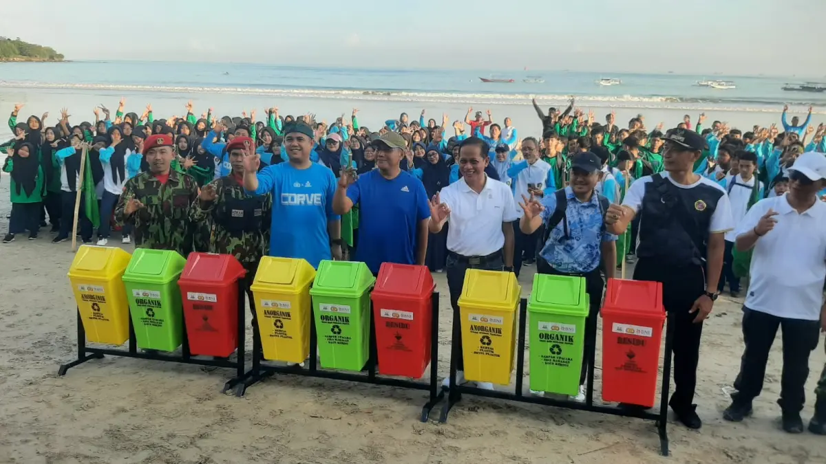 CORVE!: Wakil Menteri Koordinator Bidang Pangan, Hanif Faisol Nurofiq (T-Shirt putih tengah, dan Ketum PP Pemuda Muhammadiyah Dzulfikar Ahmad Tawalla (kaus biru berudeng) saat membakar semangat peserta Corve di pantai Kedonganan Jimbaran Bali, Jumat 22 Mei 2026.