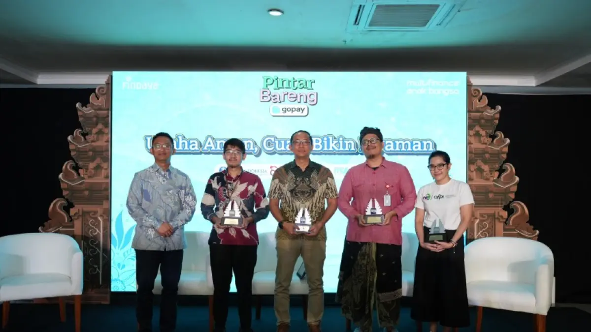 Yogi Harsudiono, Direktur Kepatuhan dan SDM GoPay, bersama Zetra Iez Zaputra, Kepala Unit Implementasi Kebijakan SP, Perizinan SP, dan Pelindungan Konsumen Bank Indonesia Provinsi Bali, Adam Ultra Sjahbunan, Manajer Madya Divisi Pengawasan Perilaku PUJK, Edukasi dan Pelindungan Konsumen OJK Provinsi Bali, Rizki Hendrawan, Tenaga Ahli Bidang Pelaporan dan Kepatuhan PPATK, Gledys Sinaga - Head of Corporate Affairs and Engagement AFPI.