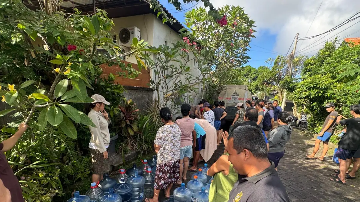 ANTRE AIR BERSIH: Puluhan warga terlihat mengantre dengan galon-galon untuk mendapatkan air bersih yang diatribusikan melalui mobil tangki air milik Perumda Air Minum Tirta Mangutama. (IST/radarbali.id)
