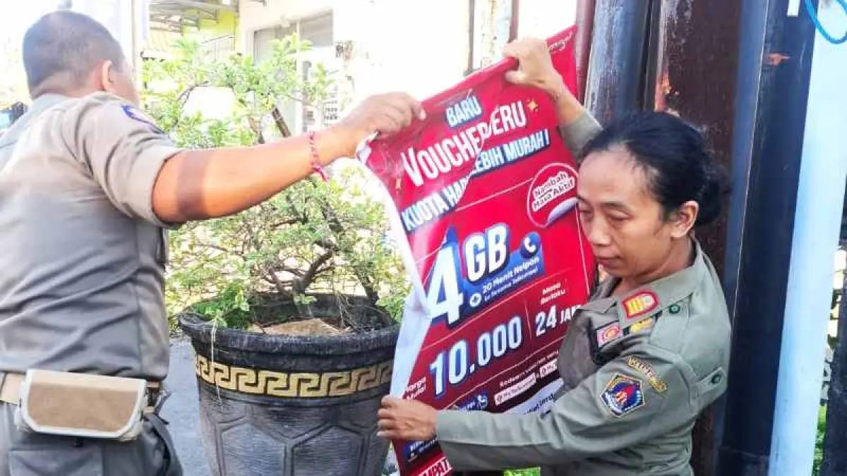 GELAR RAZIA : Aksi Satpol PP membersihkan pedagang yang buka lapak di trotoar jalan raya Banjarangkan. (Satpol PP  Klungkung)