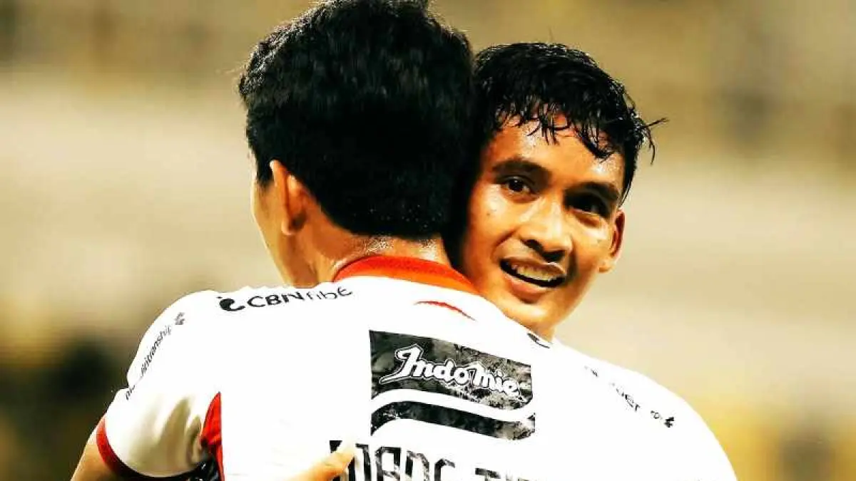 GOL SEMATA WAYANG : Kadek Agung memeluk Made Tito seusai mencetak gol ke gawang Dewa United FC di Banten International Stadium. (foto: Media Bali United)