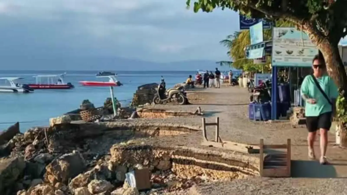 MAKIN PARAH : Abrasi di area Pantai Banjar Nyuh, Desa Ped, Kecamatan Nusa Penida. (ist)