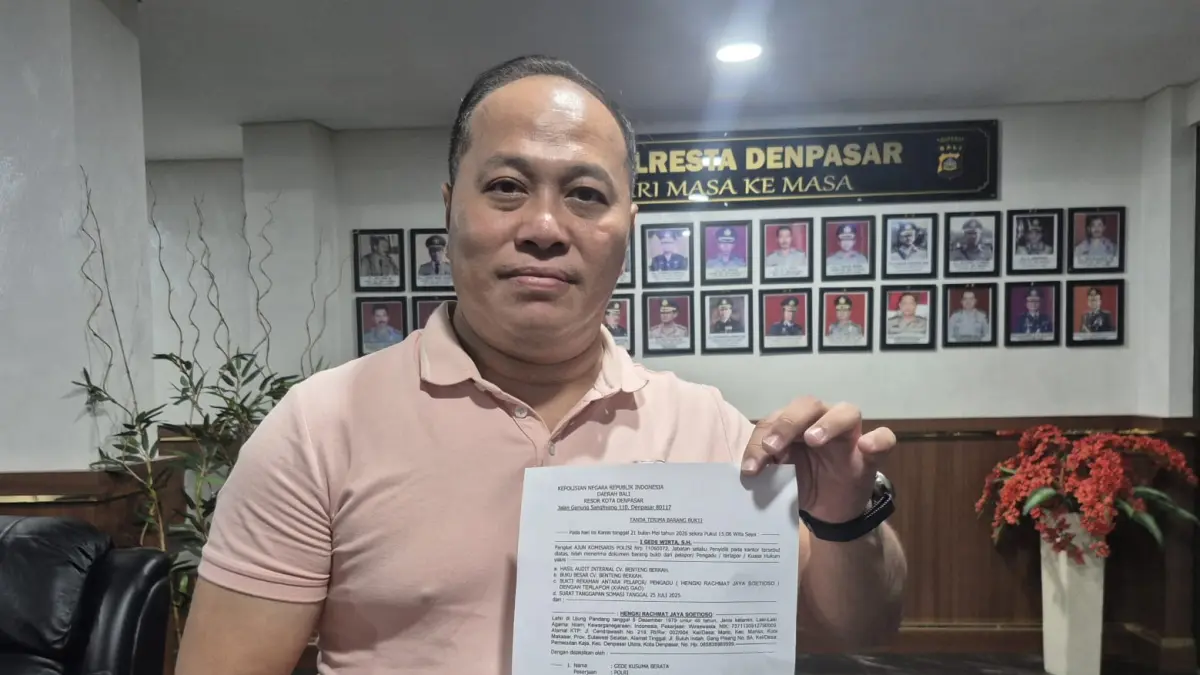 MINTA BUKA PERKARA: Hengki Rachmat Jaya Soetioso menunjukkan surat tanda terima penyerahan bukti tambahan di Satreskrim Polresta Denpasar, Kamis (21/5/2026). (ANDRE SULLA/radarbali.id)