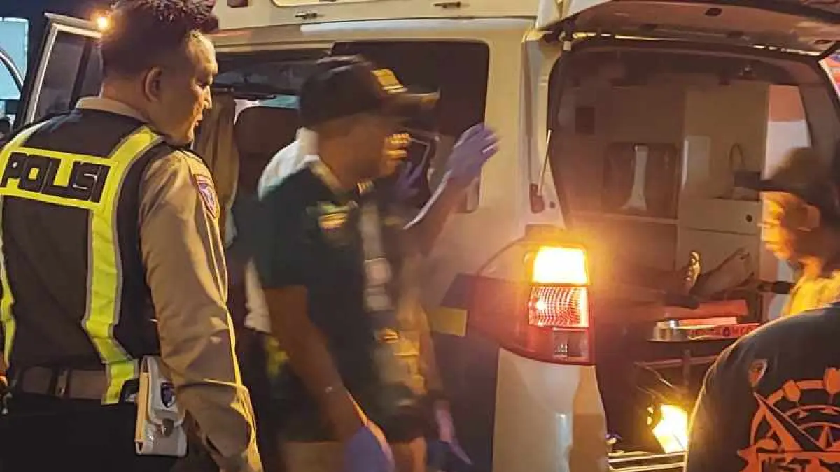 NAHAS DI KAPAL TUNU PRATAMA JAYA : Yanti, seorang pedagang asongan nahas sempat dievakuasi ke Puskesmas II Melaya, Jembrana. (Foto: Polsek Melaya,Jembrana)