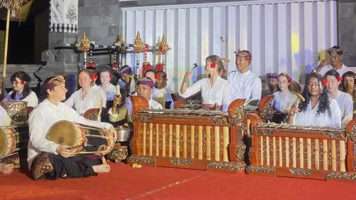 TERAMPIL MEGAMBEL : Mebarung mahasiswa University of Waterloo, Kanada bersama Sekaa Gong Eka Wakya.(ist)
