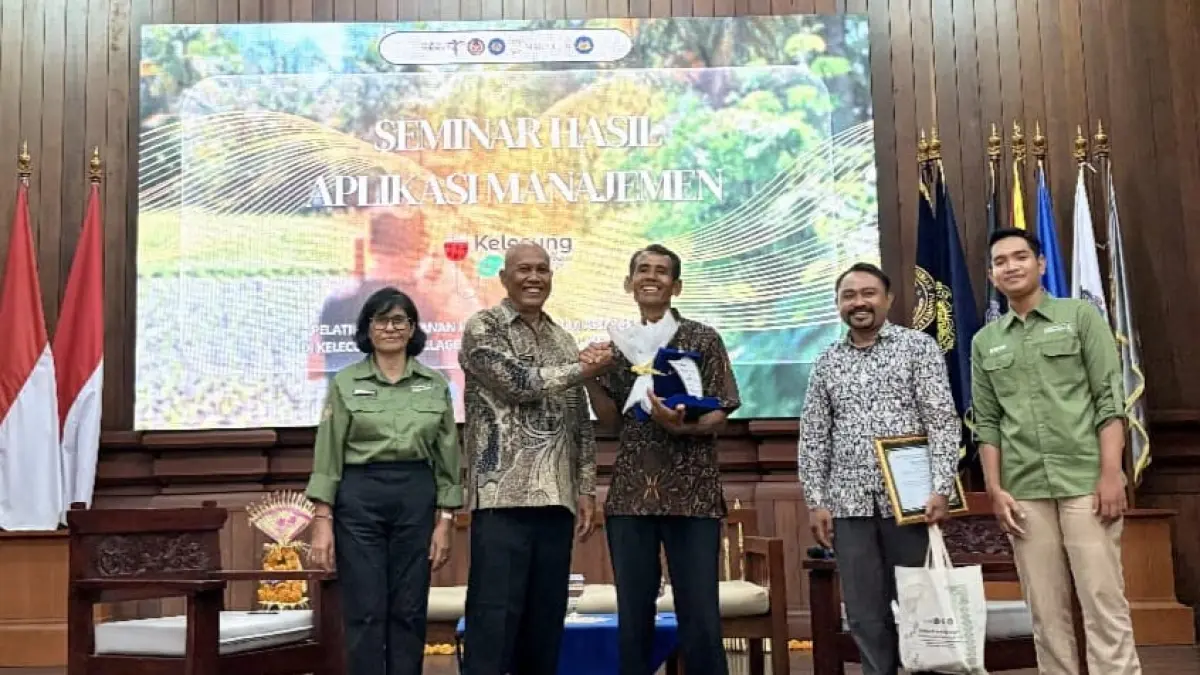 APRESIASI: I Made Rumadana selaku Ketua Jurusan Hospitaliti Politeknik Pariwisata Bali menyerahkan sertifikat kepada I Nengah Wirya, perwakilan dari Kelecung Eco Village.
