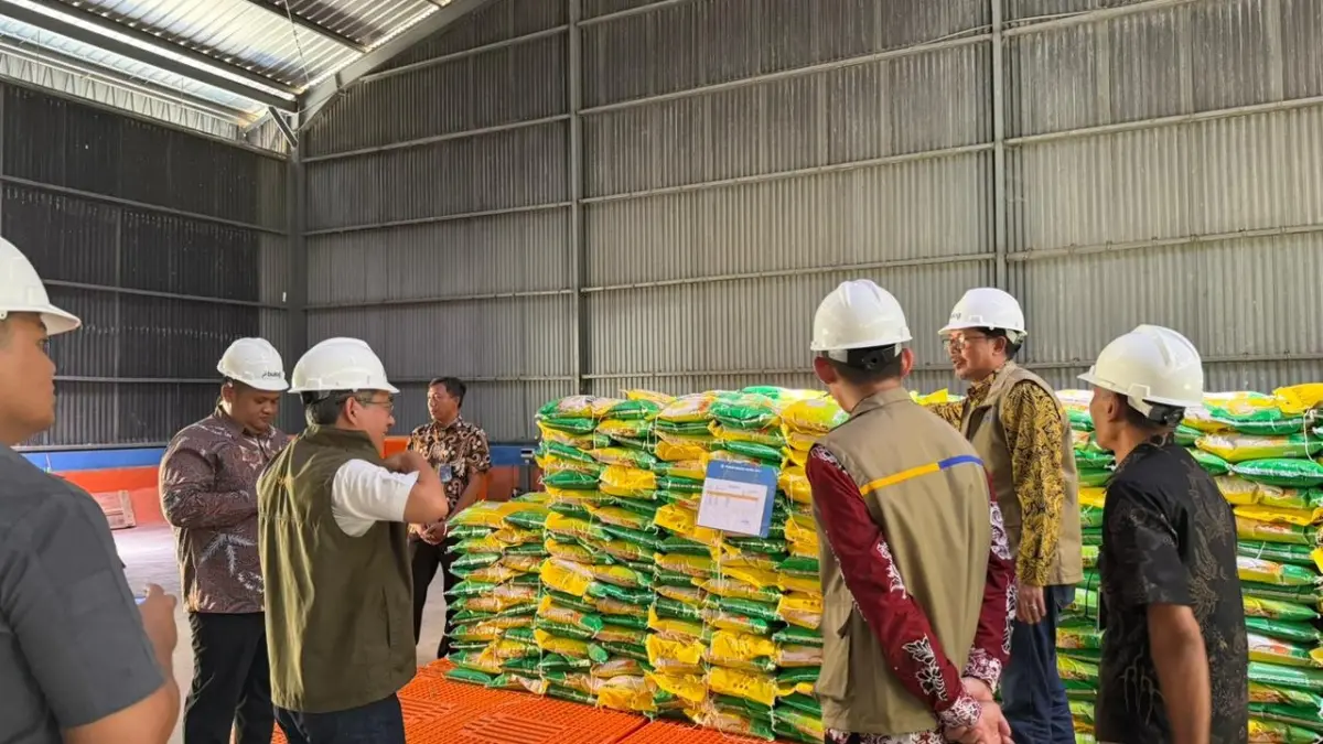 CBP: Direktur Keuangan Perum BULOG, Hendra Susanto, melakukan kunjungan kerja ke Kompleks Pergudangan Tangguwisia, Kabupaten Buleleng, Bali. (Humas Bulog Bali untuk radarbali.id)