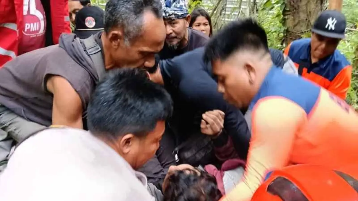 MUSIBAH: Korban digotong oleh petugas dan warga usai jatuh dari pohon enau.(foto: BPBD Gianyar)