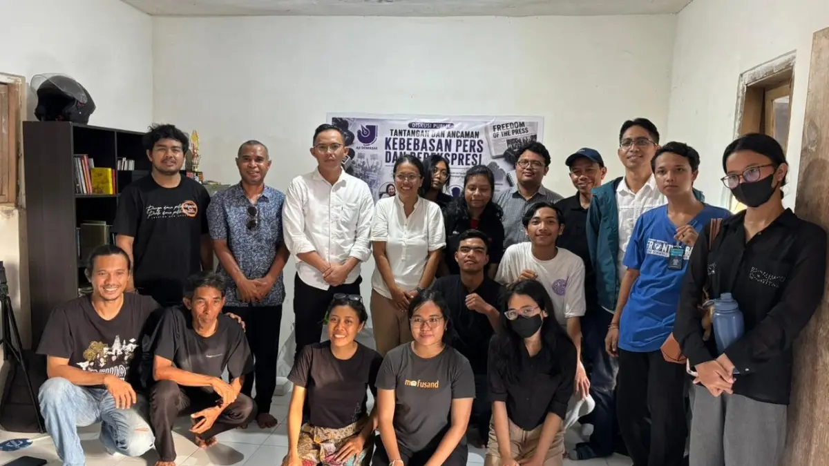 PENGUATAN: Peserta, panitia dan para pembicara foto bersama usai diskusi. (AJI Denpasar untuk radarbali.id)