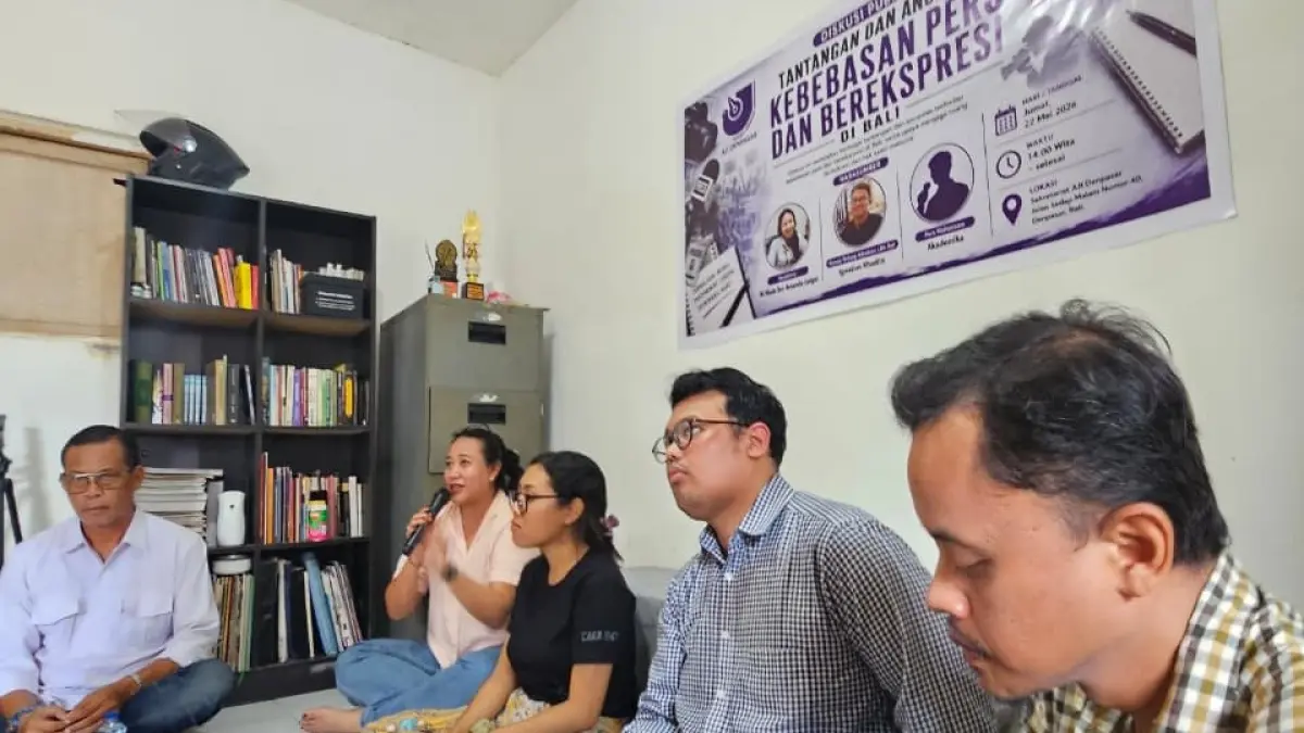 PRODUKTIF: Para panelis diskusi tentang kebebasan pers dan penyempitan ruang kritik di Sekretariat AJI Kota Denpasar, Jumat 22 Mei 2026. (NI KADEK NOVI FEBRIANI/radarbali.id)