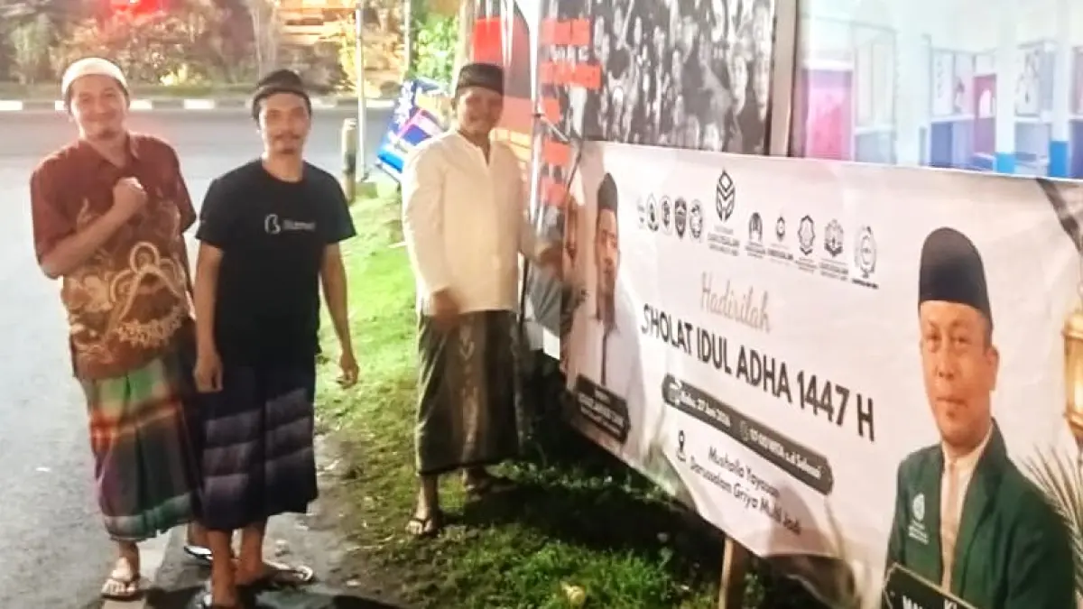 SEMARAKKAN SUASANA : Pemasangan spanduk dan pembelian hewan Qurban yang dilakukan oleh Tim PHBI Yayasan Darusslam Griya Multi Jadi, Desa Banjar Anyar Kediri Tabanan.(juliadi/radar bali)