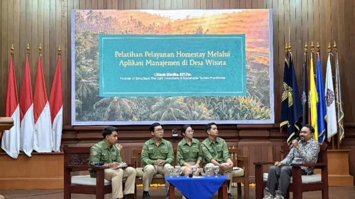 SEMINAR APLIKASI MANAJEMEN: Mahasiswa memaparkan materi pelayanan homestay di Kelecung Eco Village Desa Tegal Mengkeb, Tabanan.