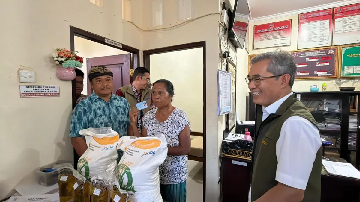 TEPAT SASARAN: Direktur Keuangan Perum BULOG Hendra Susanto didampingi oleh Pemimpin Wilayah Perum BULOG Kanwil Bali  dan jajaran saat monitoring penyaluran bantuan beras di Buleleng.(Humas Bulog Bali untuk radarbali.id)