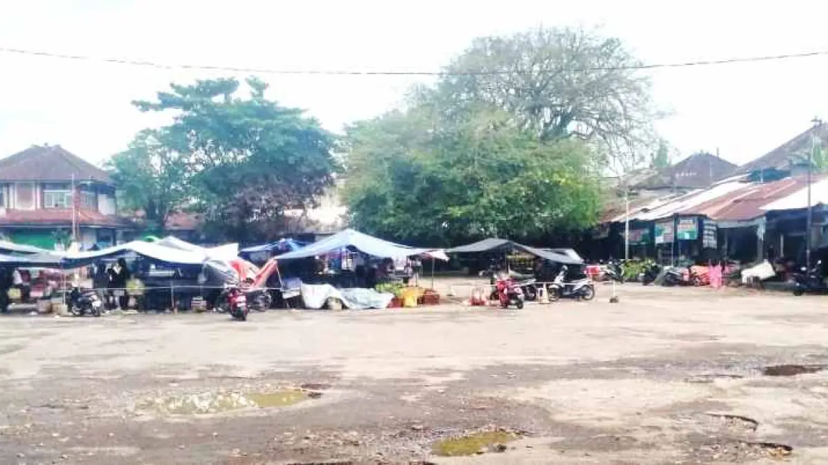 DIRELOKASI : Kondisi Terminal Pesiapan Tabanan yang menjadi lokasi berjualan bagi pedagang sayur menggunakan pikap bakal direvitalisasi oleh Pemkab Tabanan. (juliadi)