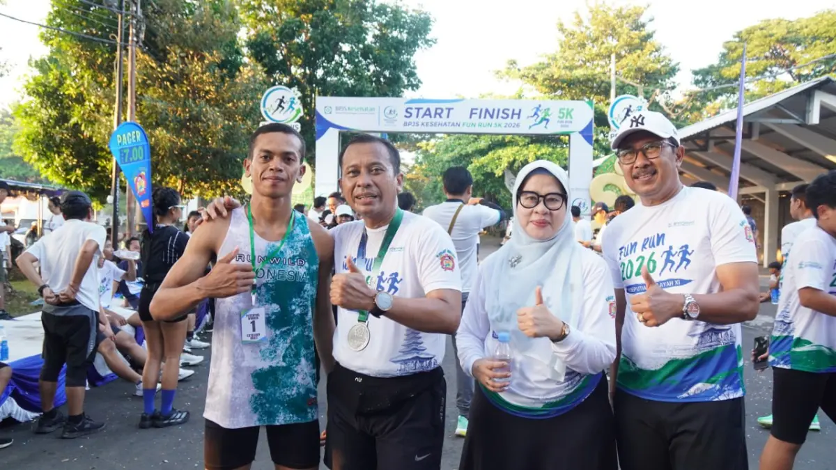 Kedua dari kiri ke kanan, Wakil Rektor 3 Undiksha I Ketut Sudiana, Dirut BPJS Kesehatan Prihati Pujowaskito, dan Sekda Buleleng Gede Suyasa dan Lapangan Sepak Bola UNDIKSHA dalam BPJS Kesehatan Fun Run 2026, Minggu (24/05).