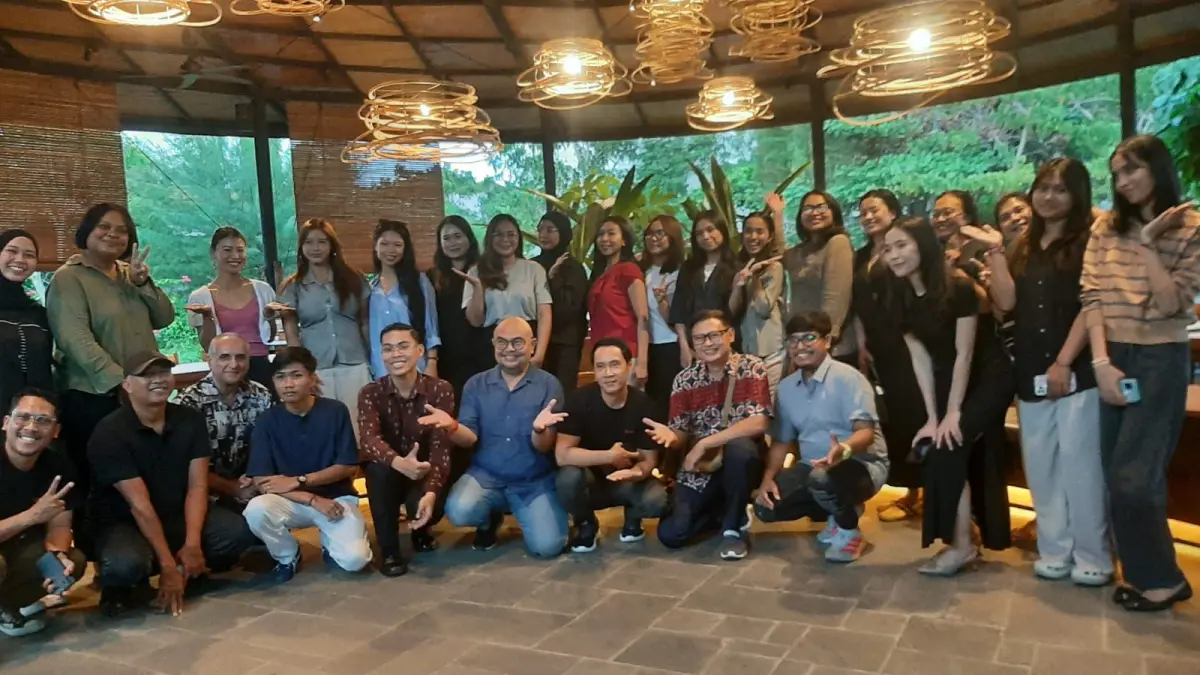 KULINER NUSANTARA: Manajemen Dapoer Tepi Air Kuta foto bersama dengan para Weedding Organization dan undangan Kamis 21 Mei 2026. (M.RIDWAN/radarbali.id)
