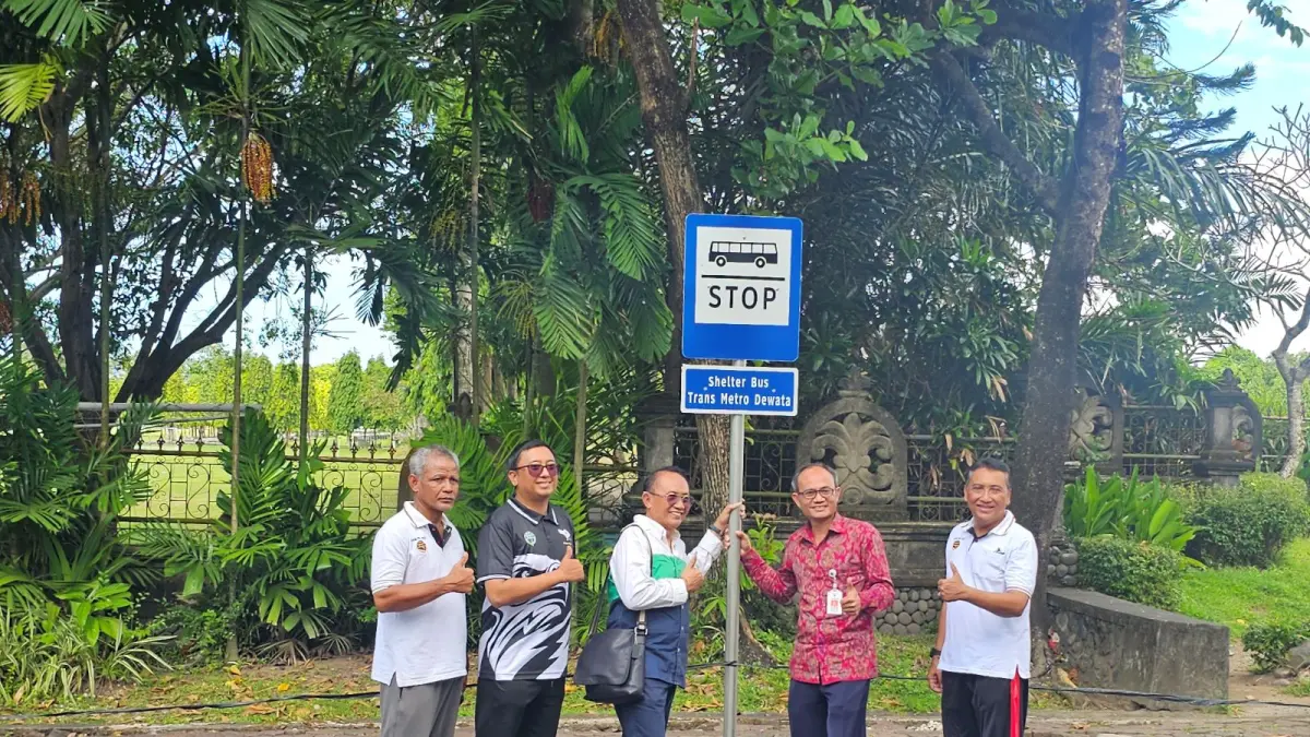 KURANG ANGGARAN: Dishub Bali dan PT Satria Trans Jaya  saat pemasangan rambu penanda Bus Trans Metro Dewata (TMD). (NI KADEK NOVI FEBRIANI/radarbali.id)