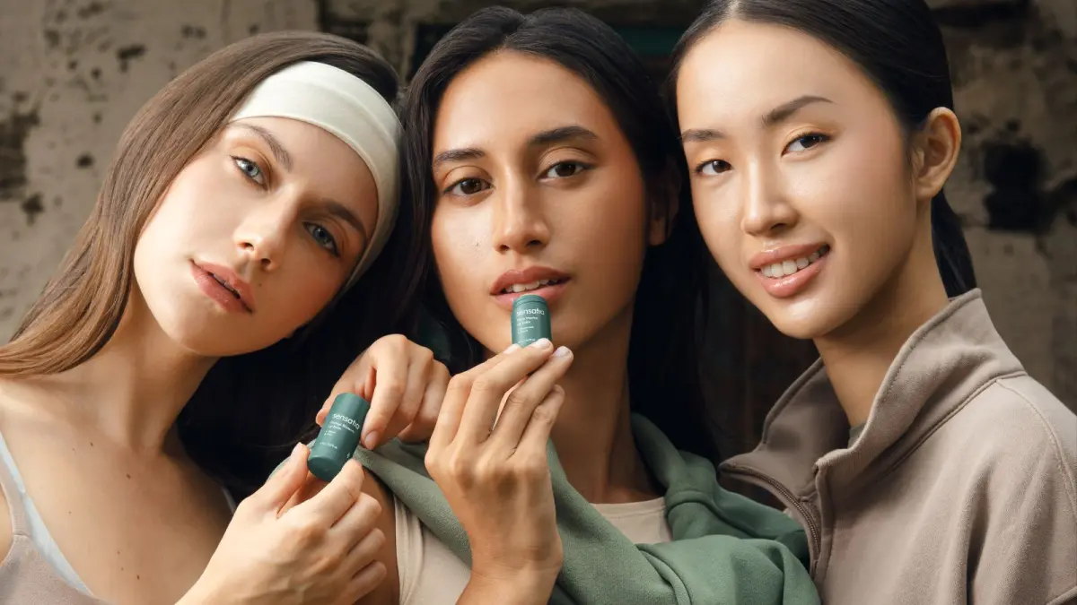 Model menunjukkan produk lip Sensatia