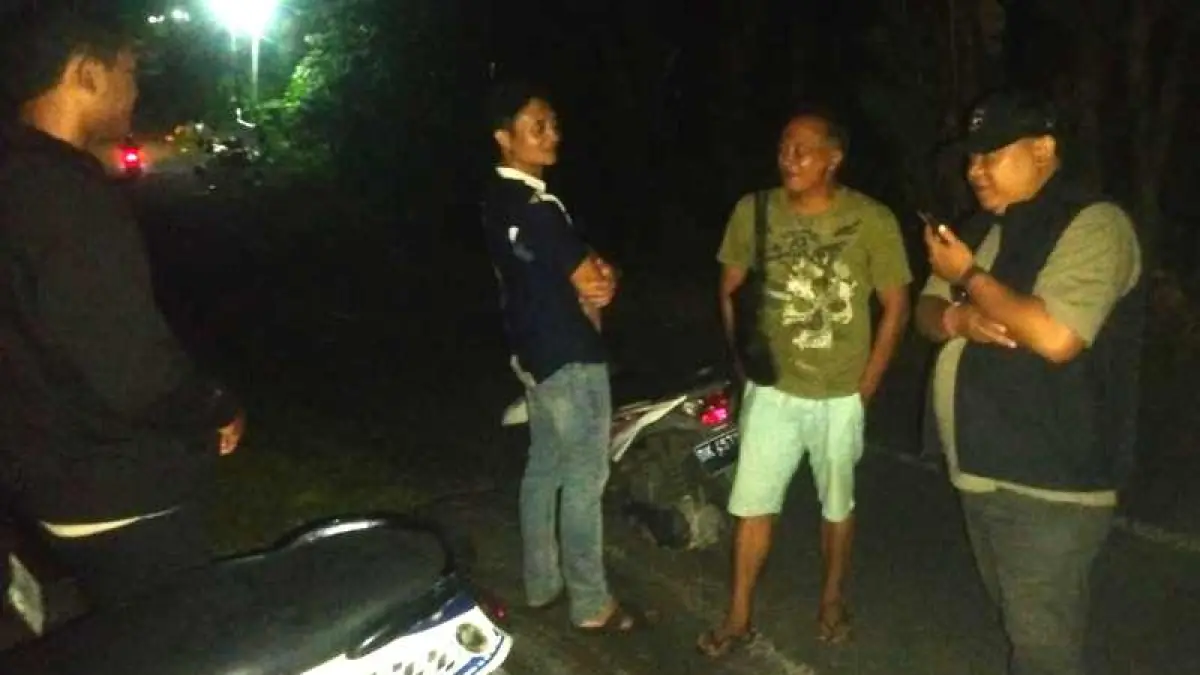PANTAU PEMBUANG SAMPAH : Petugas Kecamatan dan aparat Desa Adat Kota Tabanan untuk mencegah adanya pembuangan sampah liar dilakukan warga. (juliadi) 