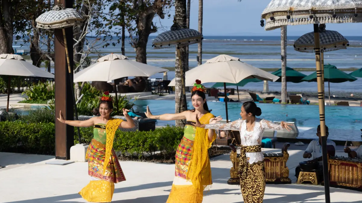 PESONA BUDAYA: Beberapa tamu belajar tari tradisional Bali di beranda pantai Novotel Bali Benoa. (PR Novotel Bali Benoa for radarbali.id)