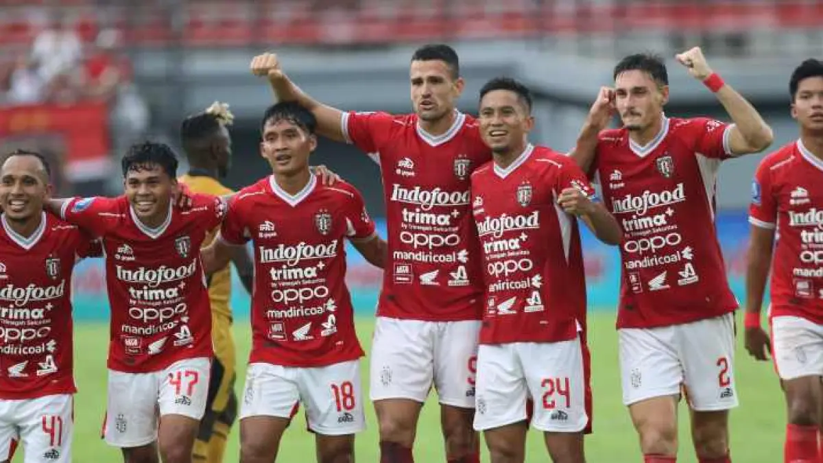 TARGET&nbsp; MELESET : Bali United dilaga kendang, Stadion Kapten I Wayan Dipta, Gianyar. (Miftahuddin/Radar Bali)