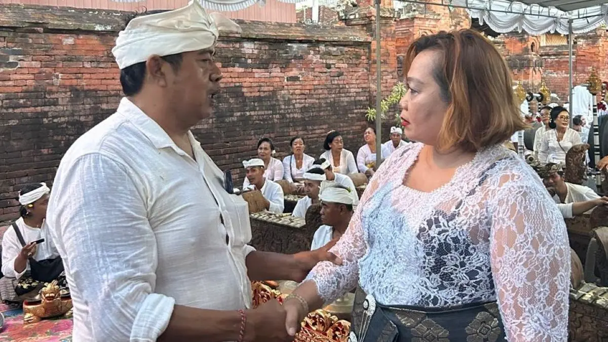 TERIMA MANFAAT: Anggota DPRD Kota Denpasar Fraksi Gerindra Anak Agung Ayu Priniti bersama Kadus Pagan Klod Ketut Adi Sumantra usai serahkan bantuan hibah. (ist/radarbali.id)