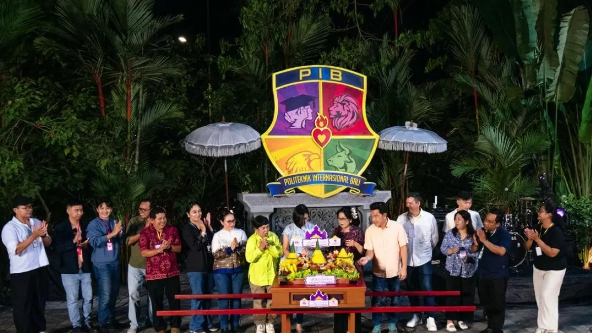 UBAH ARAH: Direktur PIB College, Prof. Dr. Ir. Anastasia Sulistyawati bersama para dosen dan jajaran saat pemotongan tumpeng Dies Natalis ke-9, Sabtu 23 Mei 2026. (PIB College for radarbali.id)