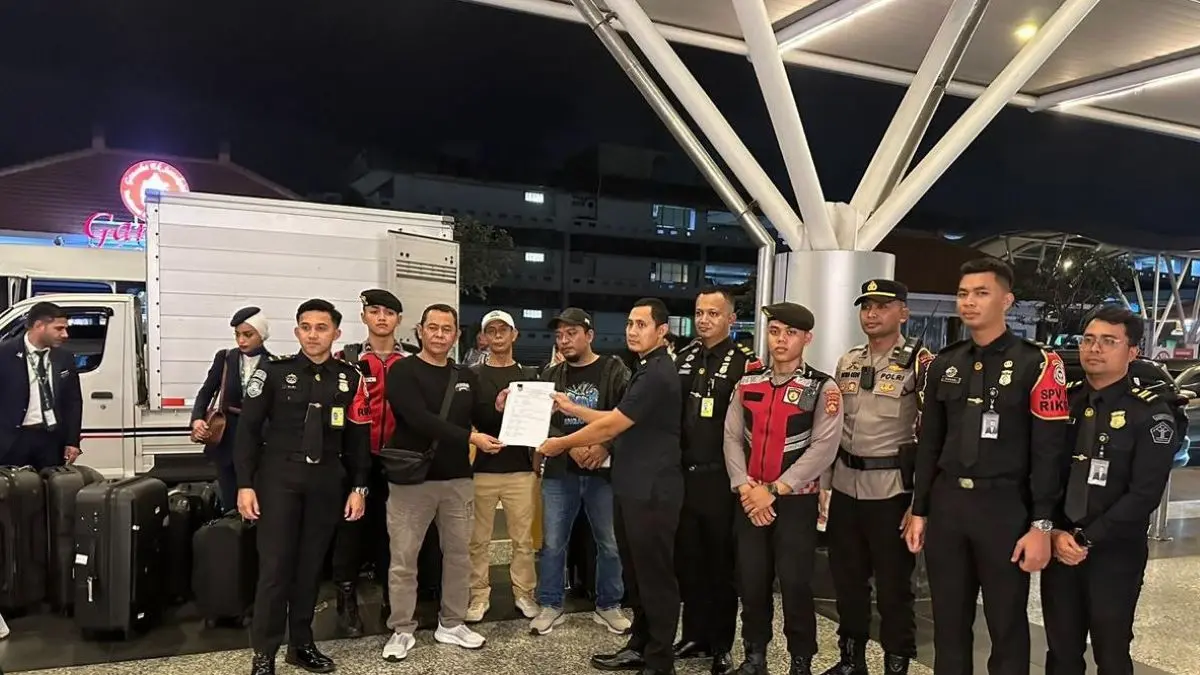 DICARI: Petugas Polsek Bandara Ngurah Rai melakukan pemeriksaan terhadap 13 calon jemaah haji yang diduga akan berangkat secara nonprosedural di Terminal Internasional Bandara I Gusti Ngurah Rai, Badung, 24 Mei 2026. (IST/radarbali.id)