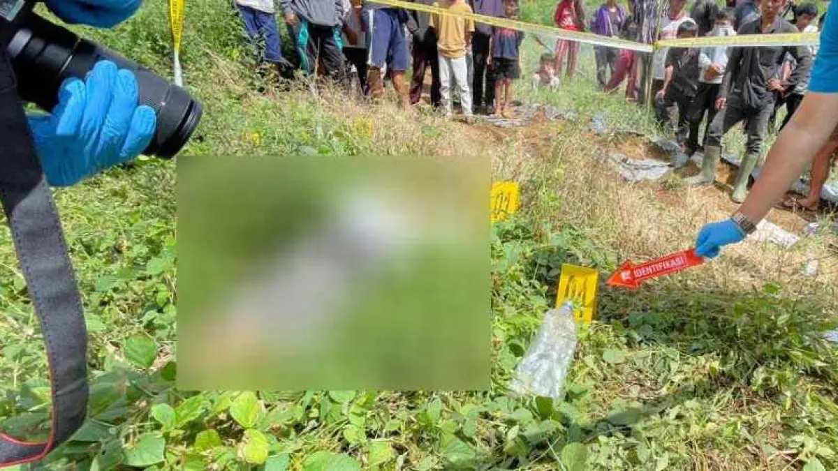 GELAR OLAH TKP : Polisi melakukan olah tempat kejadian perkara (TKP) seusai ditemukan jenazah NJA. (foto:Polsek Kintamani)