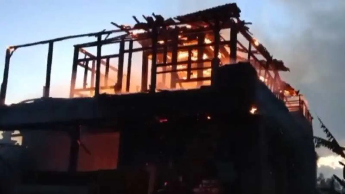 HANGUS JADI ARANG : Rumah joglo yang terbakar hebar di Banjar Dinas Yeh Gangga Desa Sudimara, Tabanan.(foto: ist)