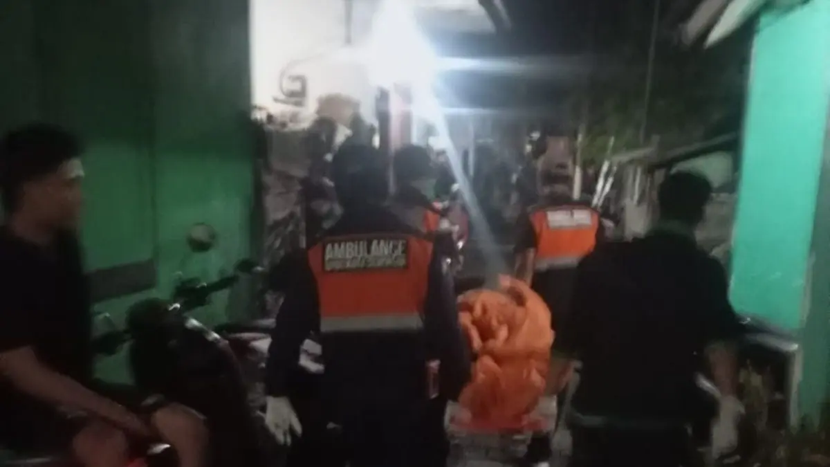 MEMBUSUK: Petugas mengevakuasi jenazah Rudi Ganti, pria asal Jakarta yang ditemukan meninggal dalam kondisi membusuk di kamar kos kawasan Gang 6 Banjar Mandala Sari, Denpasar Timur, Jumat (22/5) malam. (IST/radarbali.id)