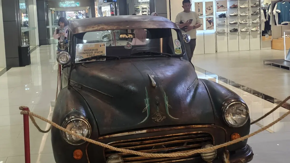 PALING TUA: Mobil merek Morris Minor Pick 1962 dipamerkan di Mal Bali Galeria merupakan miliki PPMKI Bali dari 5 Mei hingga 2 Juni 2026. (NI KADEK NOVI FEBRIANI/radarbali.id)